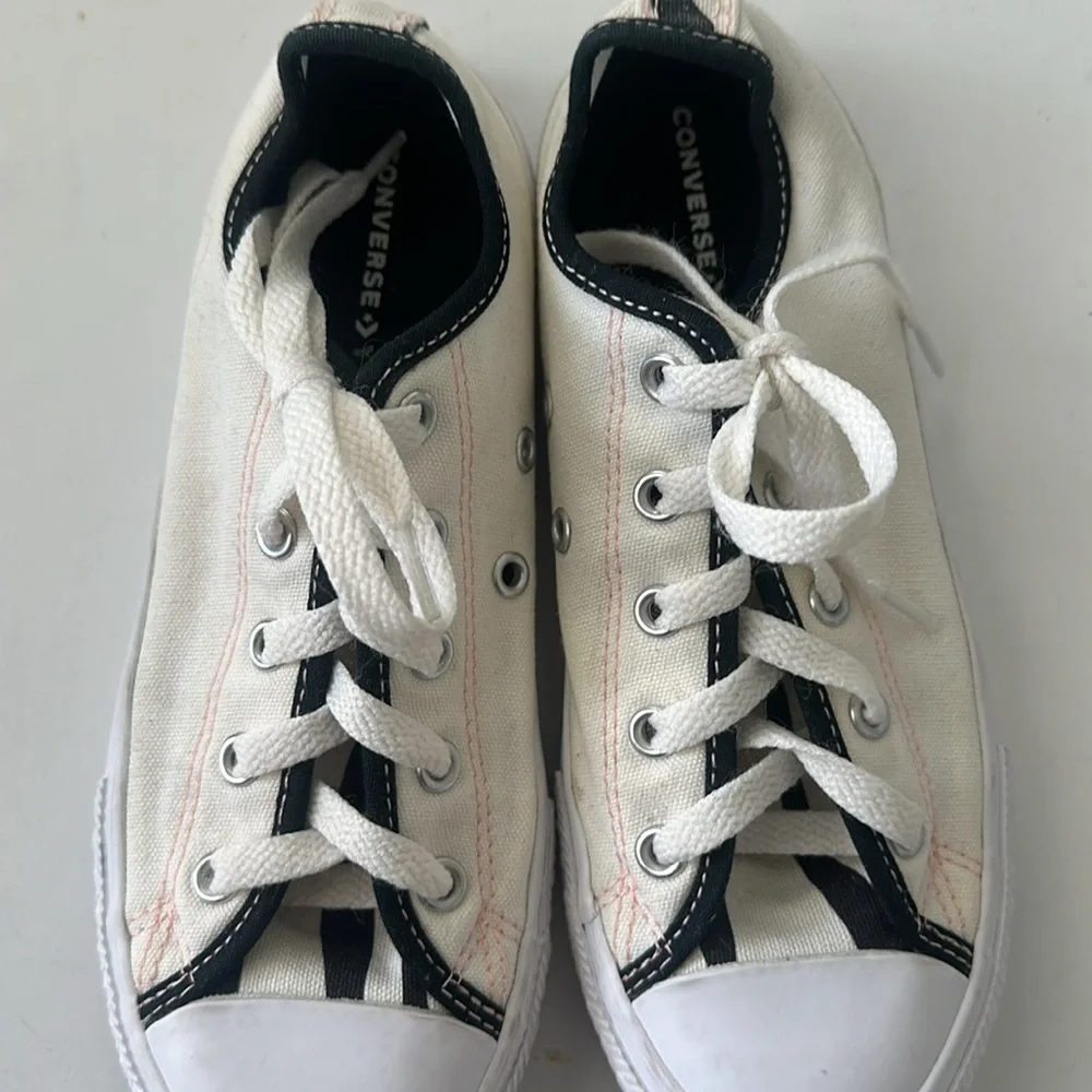 Kids off white classic Converse Size 2.5 youth